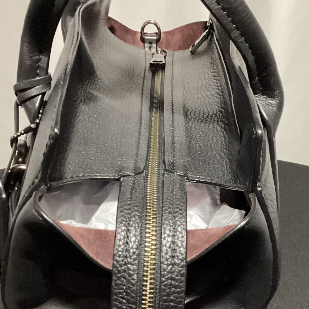 Elegant Black Leather Handbag - Picture 5 of 15